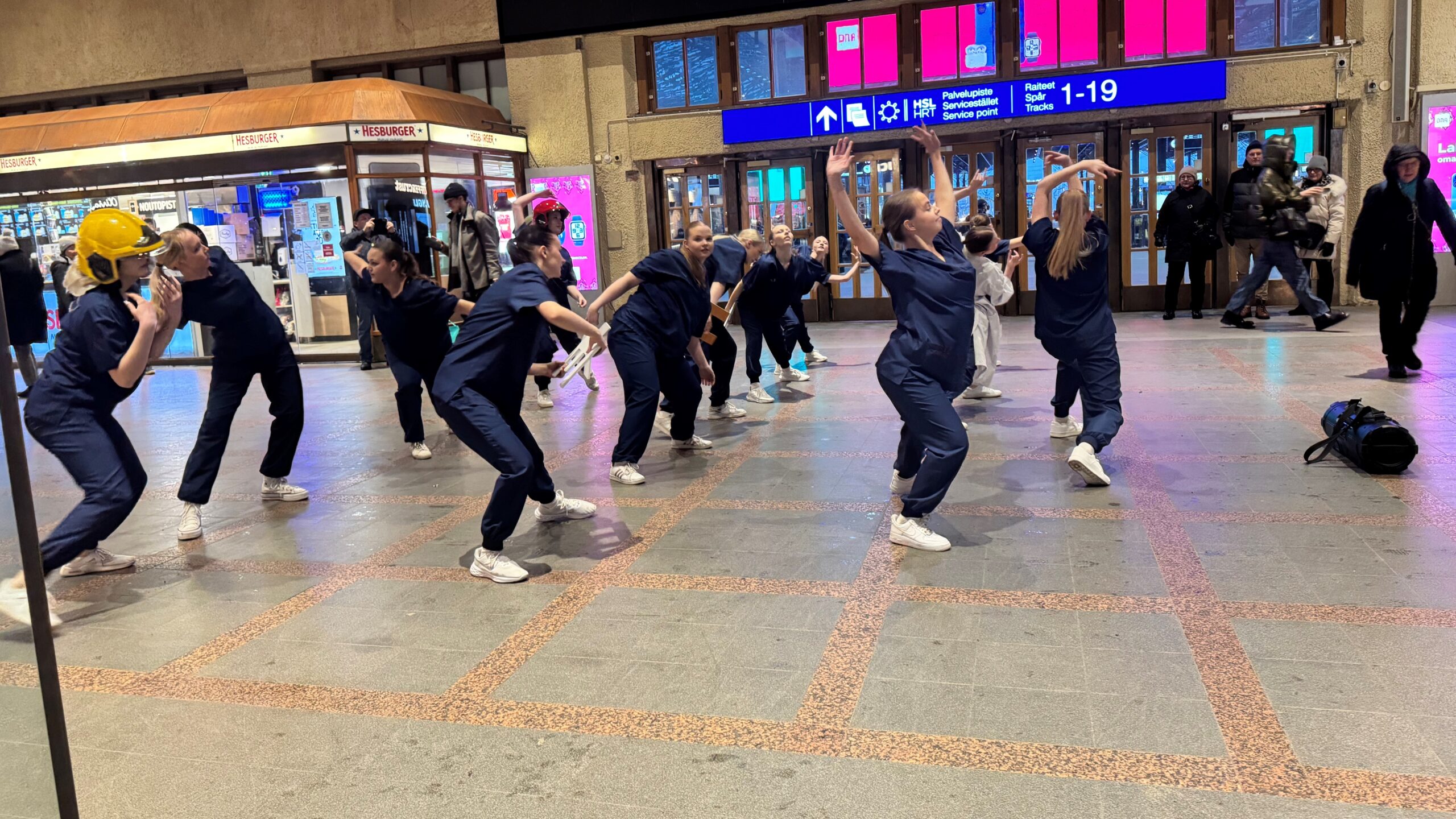 Ekhvan flashmob rytmitti Helsingin rautatieaseman aamua